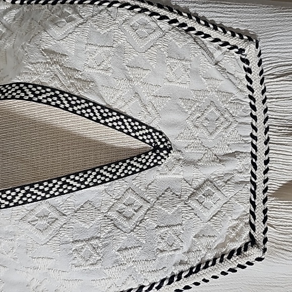 H&M off white long sleeve shirt. Size 6. Henley neck line with enbroider… - Picture 2 of 8